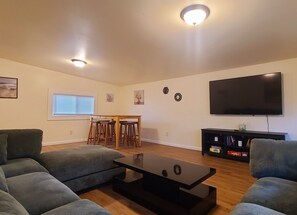 Smart TV - 43 Cliff - Apt 2 - 3 bdrm apt in City Center Oneonta, walkable to Main St (Oneonta)