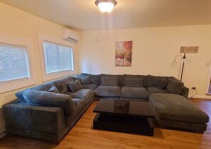 Smart TV - 43 Cliff - Apt 2 - 3 bdrm apt in City Center Oneonta, walkable to Main St (Oneonta)