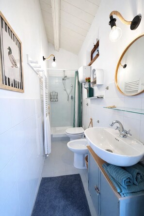 Hårføner, håndklær, såpe og toalettpapir