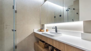 Regadera, tina de hidromasaje, secadora de cabello, bidet
