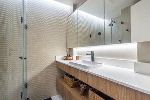Shower, jetted bath, hair dryer, bidet - MAJESTIC SUNSET CONDO ARPOADOR - POSTO 8 - IPANEMA (Copacabana Rio de Janeiro)