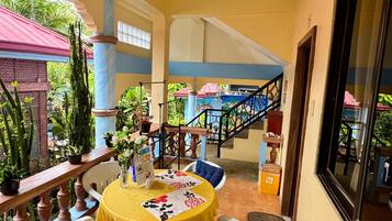 ๋๋ญ์ค ์ฟผ๋๋ฃธ, ๋ฐ์ฝ๋ | ํ
๋ผ์ค/ํํฐ์ค