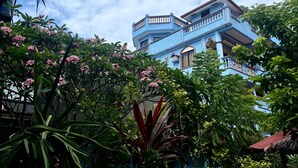 A blue building with balconies and a garden in front. - Ocean Breeze Inn Boracay (Boracay Island)