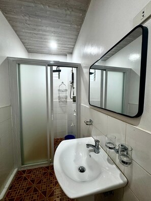 Deluxe Quadruple Room, Balcony | Bilik Mandi | Pengering rambut, tuala disediakan 