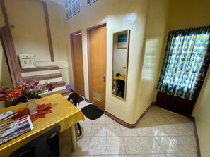 Standard Quadruple Room, Balcony | Ruang tamu
