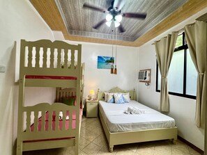 Quarto quádruplo luxo, sacada | Wi-Fi de cortesia, roupa de cama