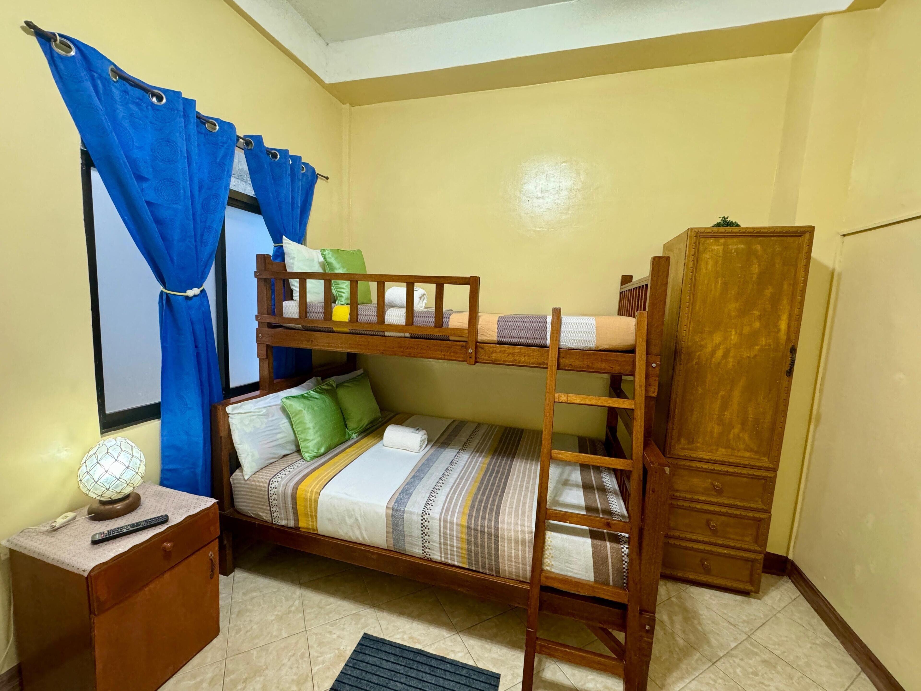 Standard Quadruple Room, Balcony | Wi-fi percuma, cadar katil 