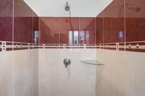 Shower, hair dryer, towels, soap - Beautiful complete 2 bedroom apartment, Tulum Centro! Aluxe (Tulum)