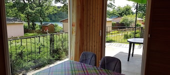 Quietly located bungalow with a view of the dam