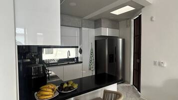 Refrigerador, microondas, horno y cafetera y tetera