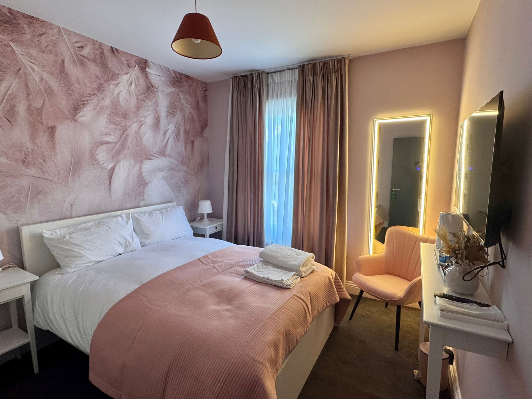 6 bedrooms, in-room safe, free WiFi, bed sheets