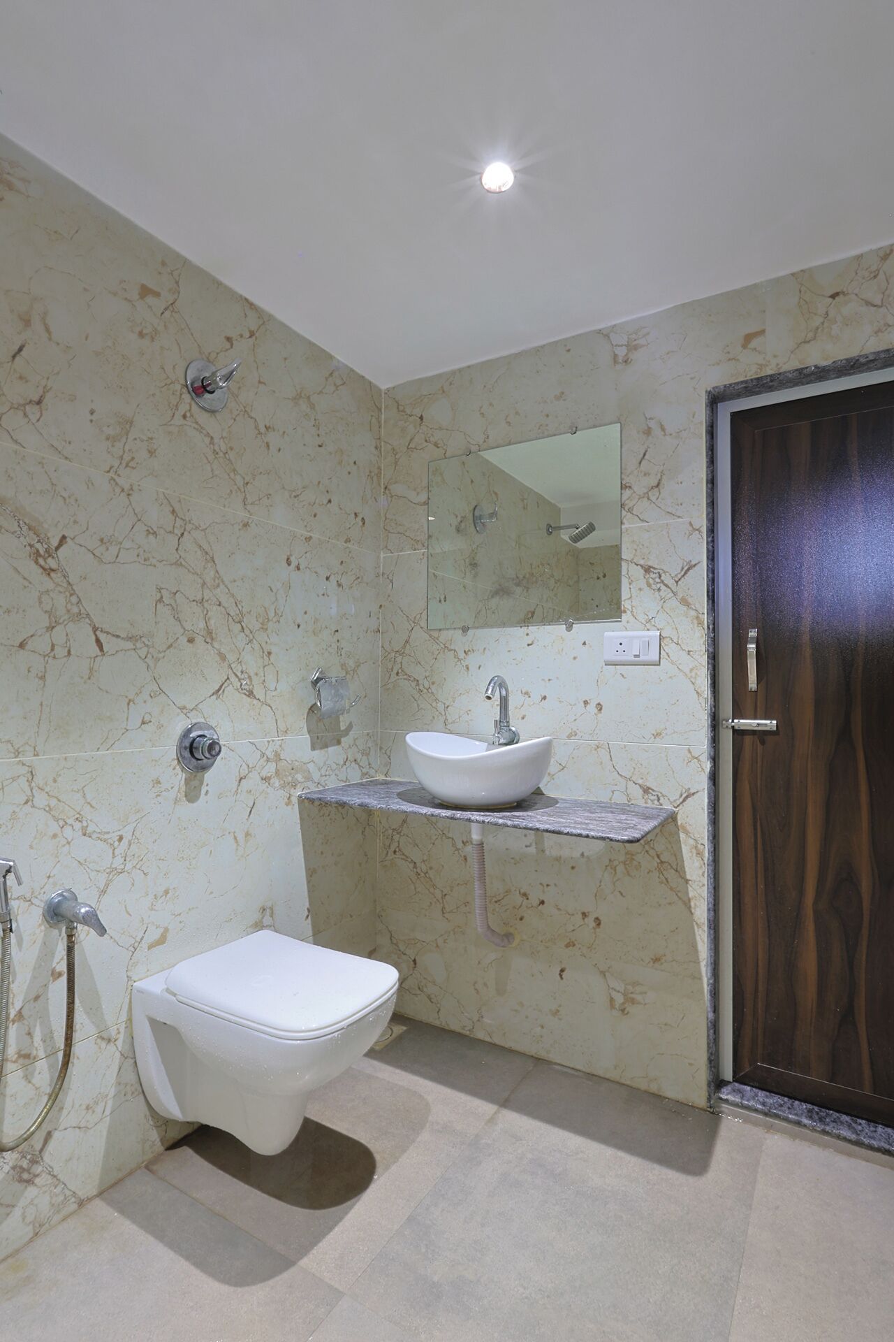 Un baño con inodoro, lavamanos y espejo.