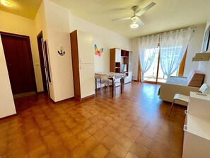 Apartment, 1 Schlafzimmer, Balkon | Wohnzimmer