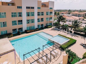 Un hôtel doté d’une piscine, d’un espace extérieur aménagé et offrant une vue sur les environs.