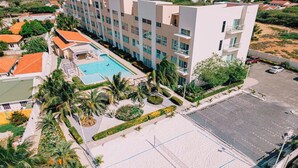 Ein Hotel mit Schwimmbad, Tennisplatz und Parkplatz.