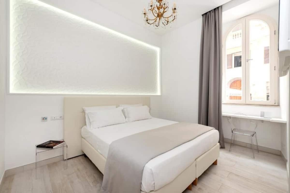 Trevi Suite | In-room safe, soundproofing, iron/ironing board, free WiFi