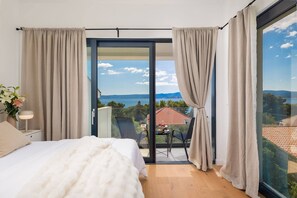 5 bedrooms, desk, iron/ironing board, WiFi