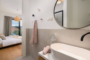 5 bedrooms, desk, iron/ironing board, free WiFi