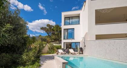 New Beachfront Luxury Villa Manera Bol for 10-12 persons - Zlatni Rat - Heated Pool