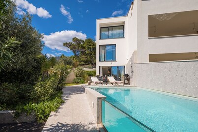 New Beachfront Luxury Villa Manera Bol for 10-12 persons - Zlatni Rat - Heated Pool