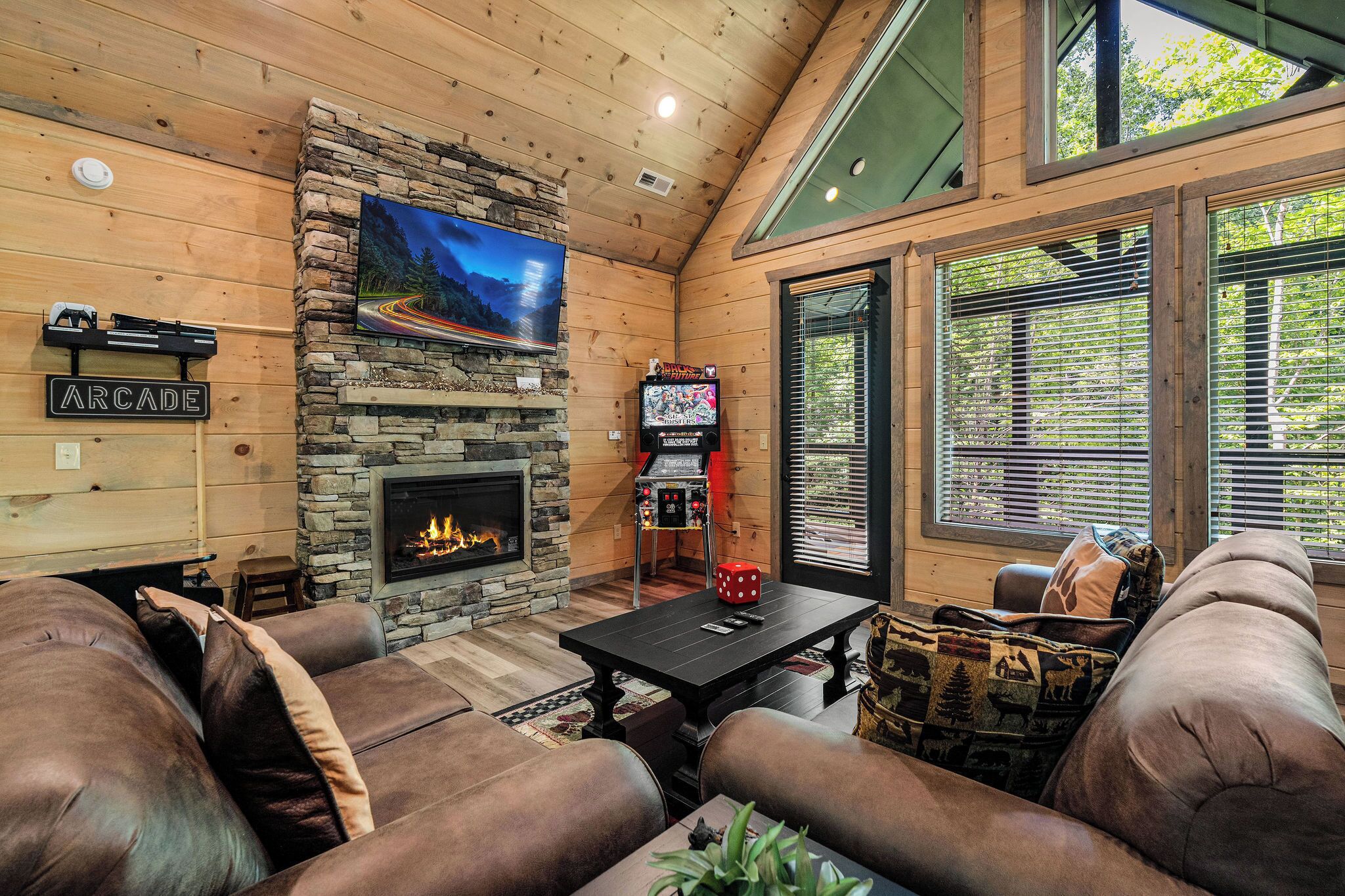 Een smart-tv, een open haard en videogames