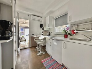 Frigorifero, microonde, macchina per tè/caffè, tostapane