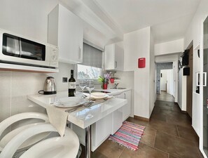 Frigorifero, microonde, macchina per tè/caffè, tostapane