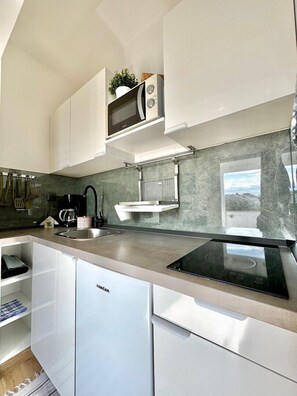 Kjøleskap, mikrobølgeovn, kokeplater og kaffetrakter/tekoker