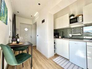 Kjøleskap, mikrobølgeovn, kokeplater og kaffetrakter/tekoker