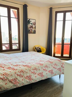 2 bedrooms, travel cot, WiFi, bed sheets