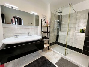 Een douche, handdoeken