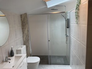 Dusj, hårføner, bidé og håndklær