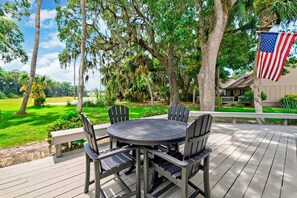 屋外ダイニングエリア