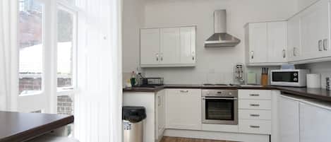 Een koelkast, een magnetron, een oven, een vaatwasser