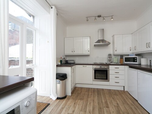 Grade 2 Listed Spacious Town House in Beaumaris - Pass the keys