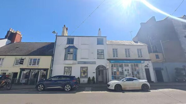 Exterior - Grade 2 Listed Spacious Town House in Beaumaris - Pass the keys (Beaumaris)