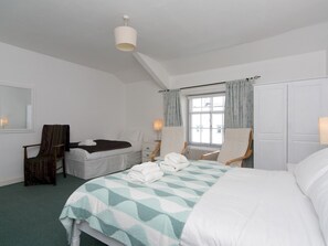 4 bedrooms, iron/ironing board, free WiFi, bed sheets - Grade 2 Listed Spacious Town House in Beaumaris - Pass the keys (Beaumaris)