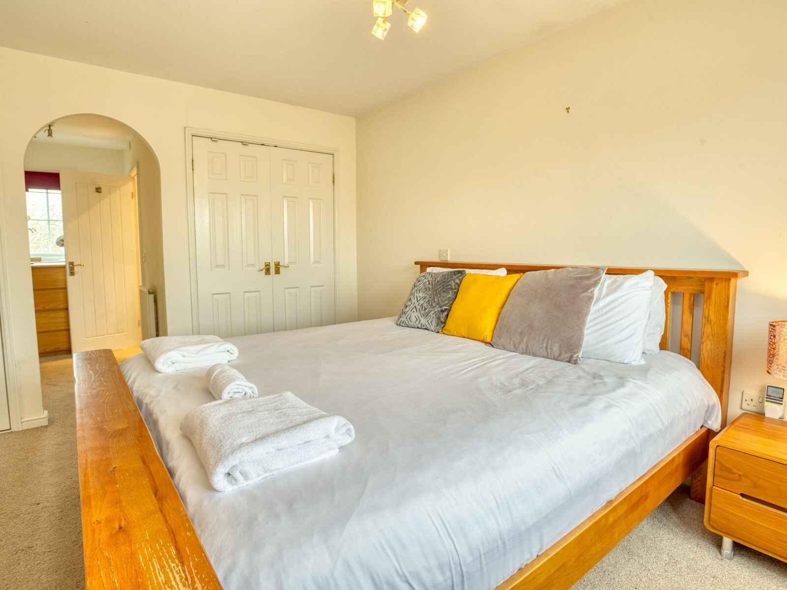4 bedrooms, iron/ironing board, WiFi (free), bed sheets