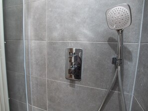 Douche, sèche-cheveux, serviettes fournies