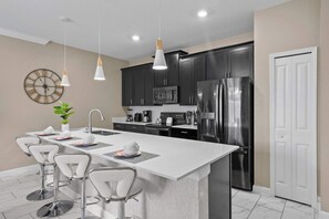 Fridge, microwave, oven, stovetop - Relaxing Getaway Near Disney with Pool & Themed Rooms (Kissimmee)