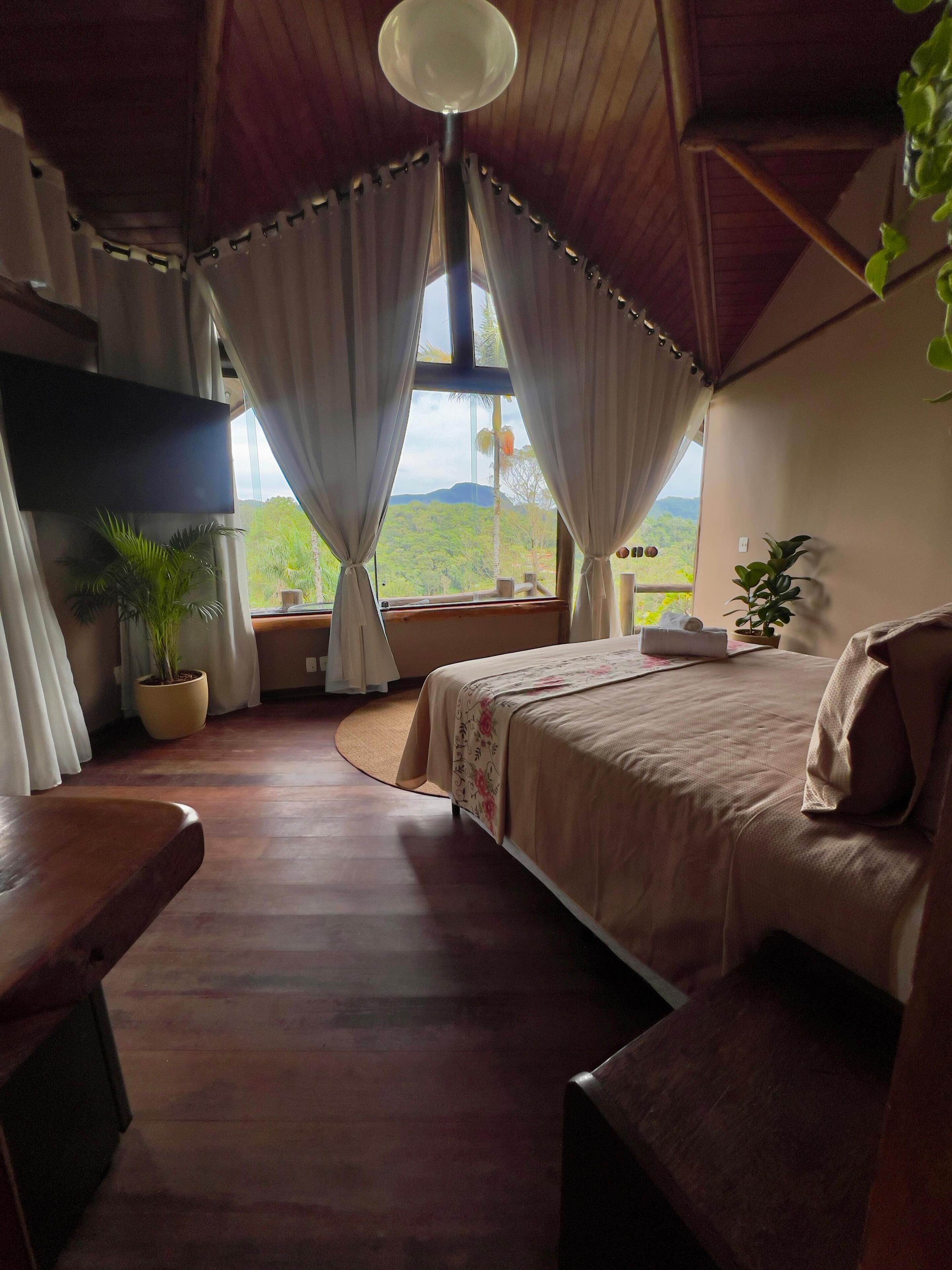 Escritorio, espacio para trabajar con laptop y cortinas blackout 