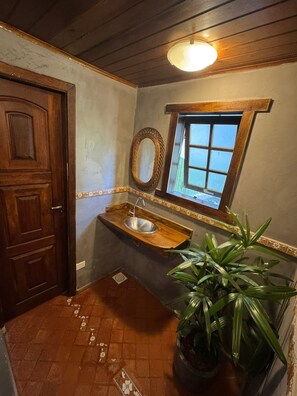 Habitación Premium con 2 camas individuales | Baño | Secador de pelo, toallas, jabón y champú