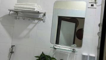 Deluxe Duplex, Lake View | Bathroom | Slippers