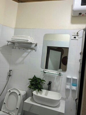 Deluxe Duplex, Lake View | Bathroom | Slippers - Trang An Gold Village (Hoa Lu)