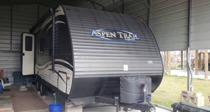 Cozy RV with WiFi and AC in charming Theriot