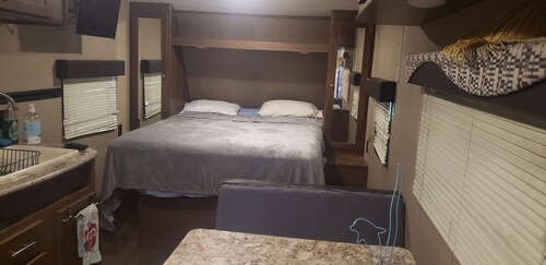 Cozy RV with WiFi and AC in charming Theriot