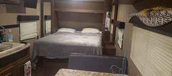 Cozy RV with WiFi and AC in charming Theriot