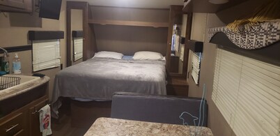 Cozy RV with WiFi and AC in charming Theriot