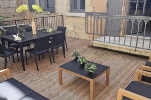 Outdoor dining - The Duplex de l'Isle apartment in the historic center (Périgueux)