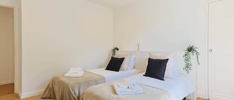 3 bedrooms, iron/ironing board, WiFi, bed sheets